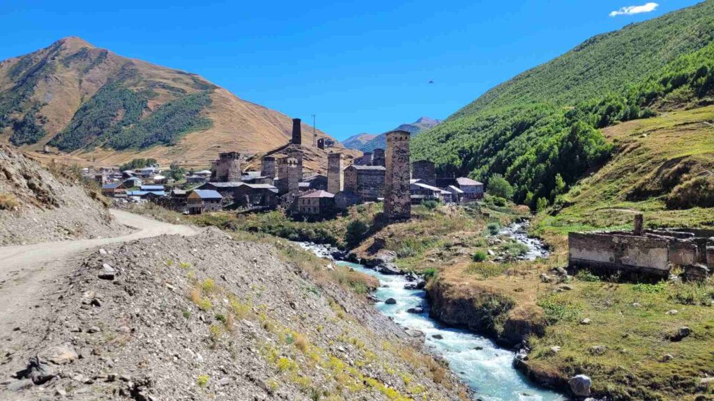 Wioska Ushguli w gruzińskich górach z wieżami obronnymi i strumykiem