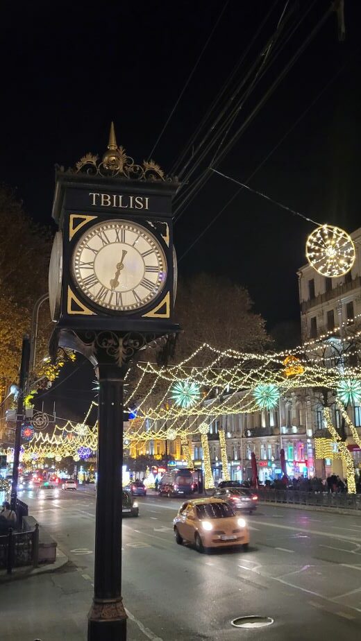 Oświetlona ulica światełkami, wydarzenia 2023 w Gruzji