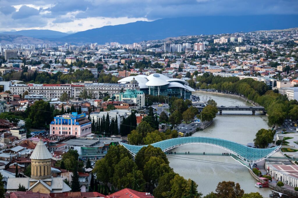 Rzeka dzieli miasto na dwie części, Tbilisi, majówka, Gruzja