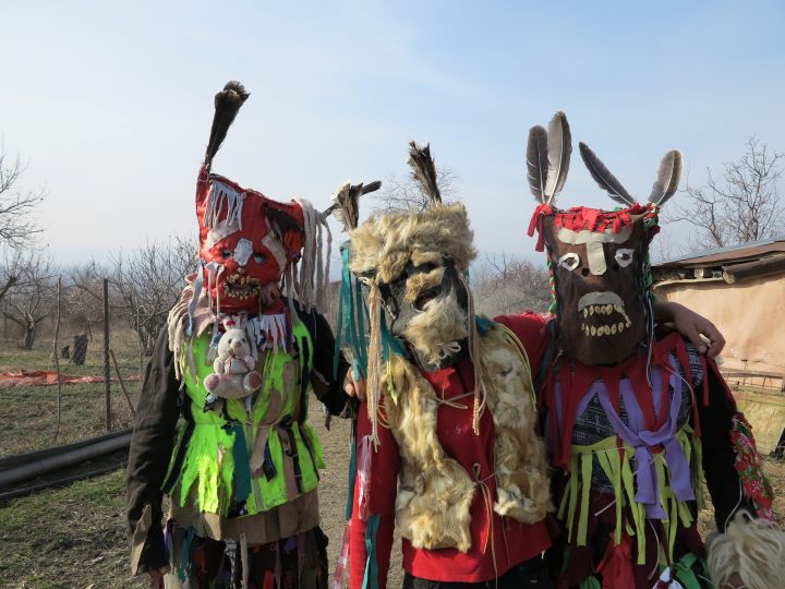 Trzy postacie - chłopcy kolorowa przebrani za duchów lub diabli podczas święta Berikaoba w Gruzji
