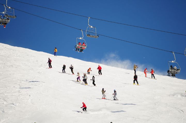 Ludzie jeżdzą na nartach w Gudauri, Gruzji