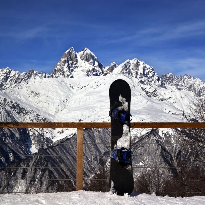 Deska snowboardowa na tle zaśnieżonych gór, swanetia narty, Gruzja