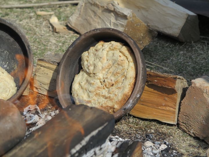 Pieczenia chlebu w glinianym naczyniu w Gruzji