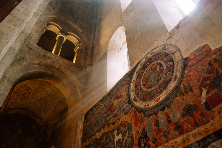 Światło wpada przez okno katedry Sweticchoweli (Svetitskhoveli) w Mtscchecie (Mtskheta), Gruzja, i oświetla średniowieczne fresko z scenami biblijnymi