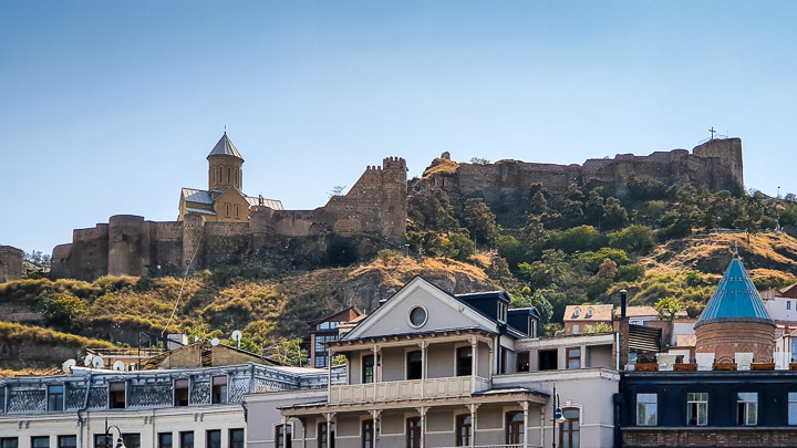 Stare miasto Tbilisi z drewnianymi i kolorowymi domami i domkami z balkonami na pagórku pod fortecą Narikala