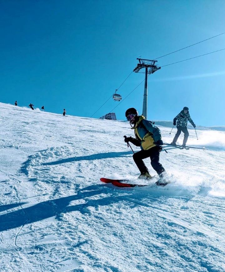 mężczyzna jeżdzi na nartach, Gruzja 