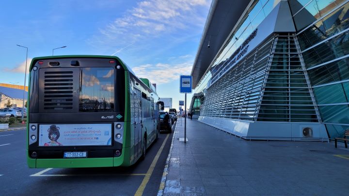 zielony bus 337 z lotniska Tbilisi do centrum miasta, Gruzja