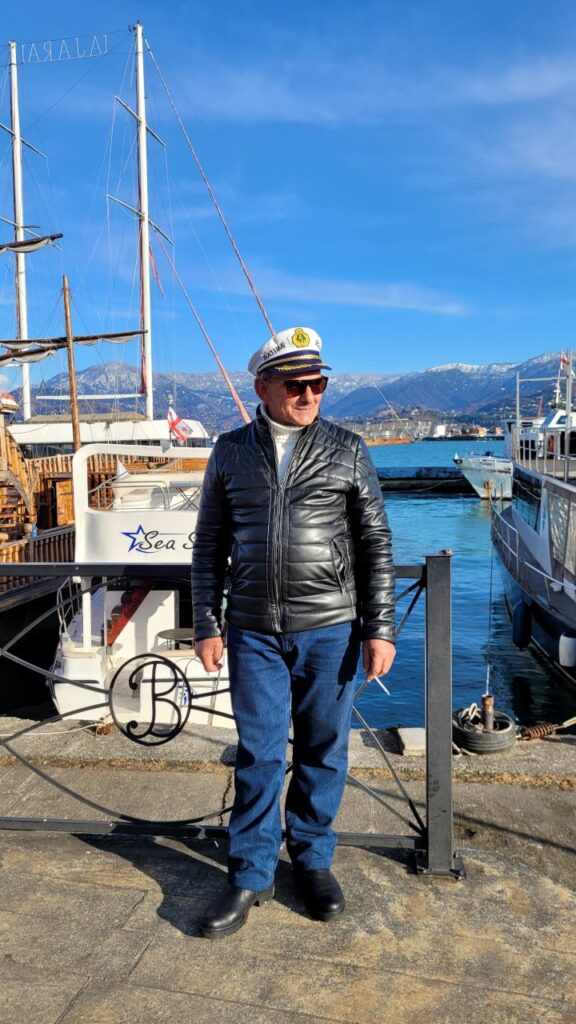 Mężczyzna w czapce kapitana na tle portu, Batumi, Gruzja