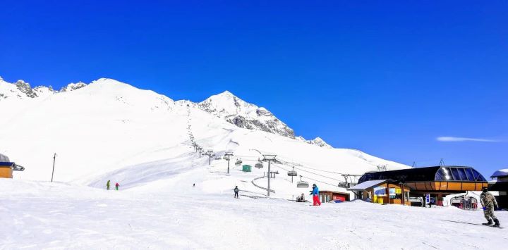 Ośrodek narciarski pokryty śniegiem, kilka ludzi jeżdżących na nartach, Swanetia, Gruzja