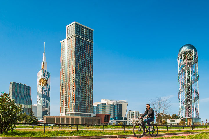 nowoczesne budynki na tle rowerzysta, Batumi, Gruzja  