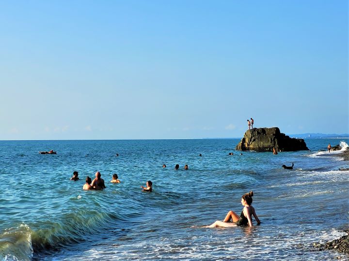 Ludzie na plaży, Morze Czarne Batumi